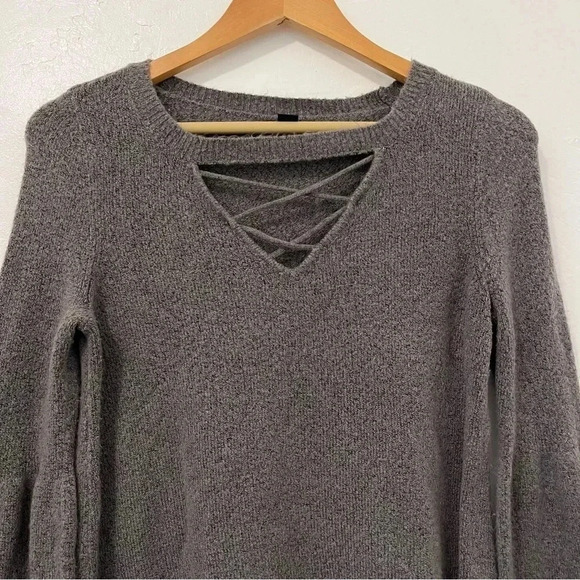 American eagle sweater top bell sleeves front crisscross Size S - Picture 2 of 6